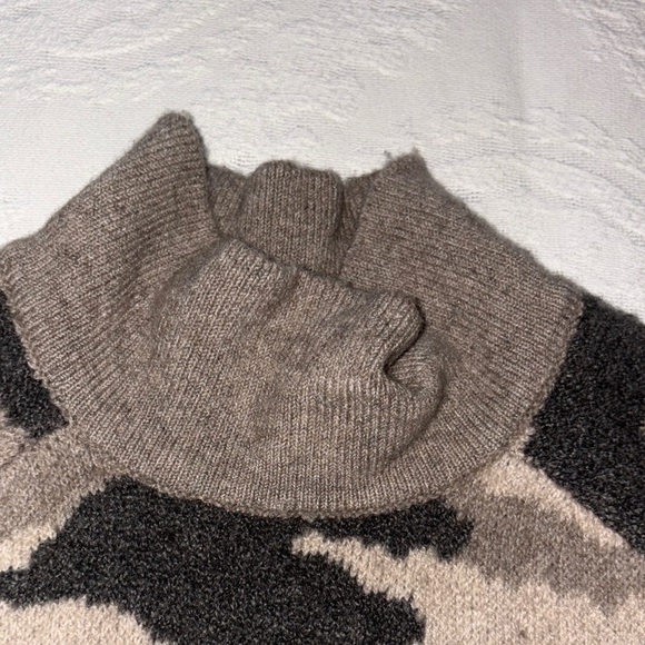 Beautiful BNWT Camouflage Patterned Women's Sweater By Christian Siriano - Picture 5 of 9